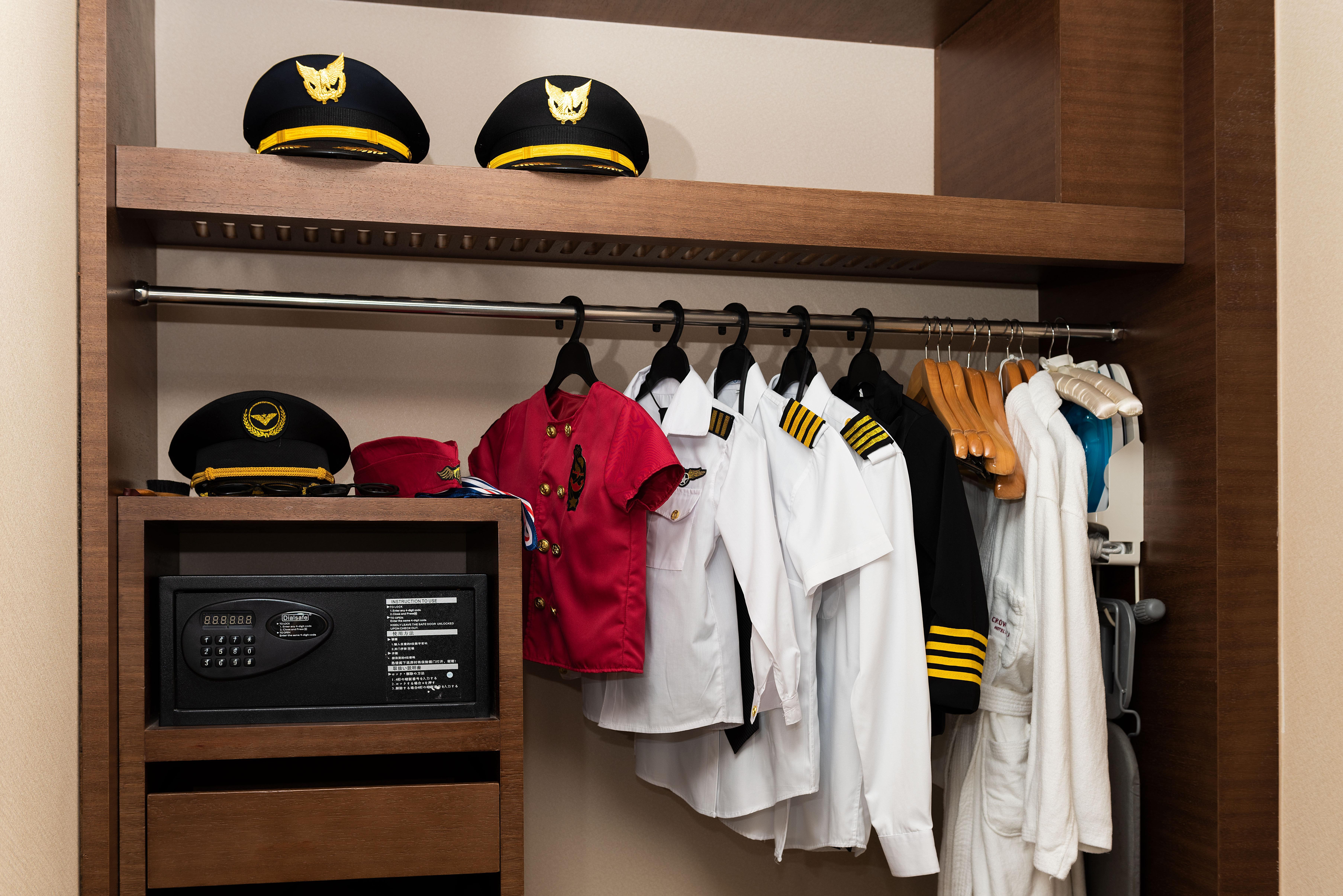ホテル クラウンプラザ広州 シティ センター エクステリア 写真 A typical crewmember wardrobe