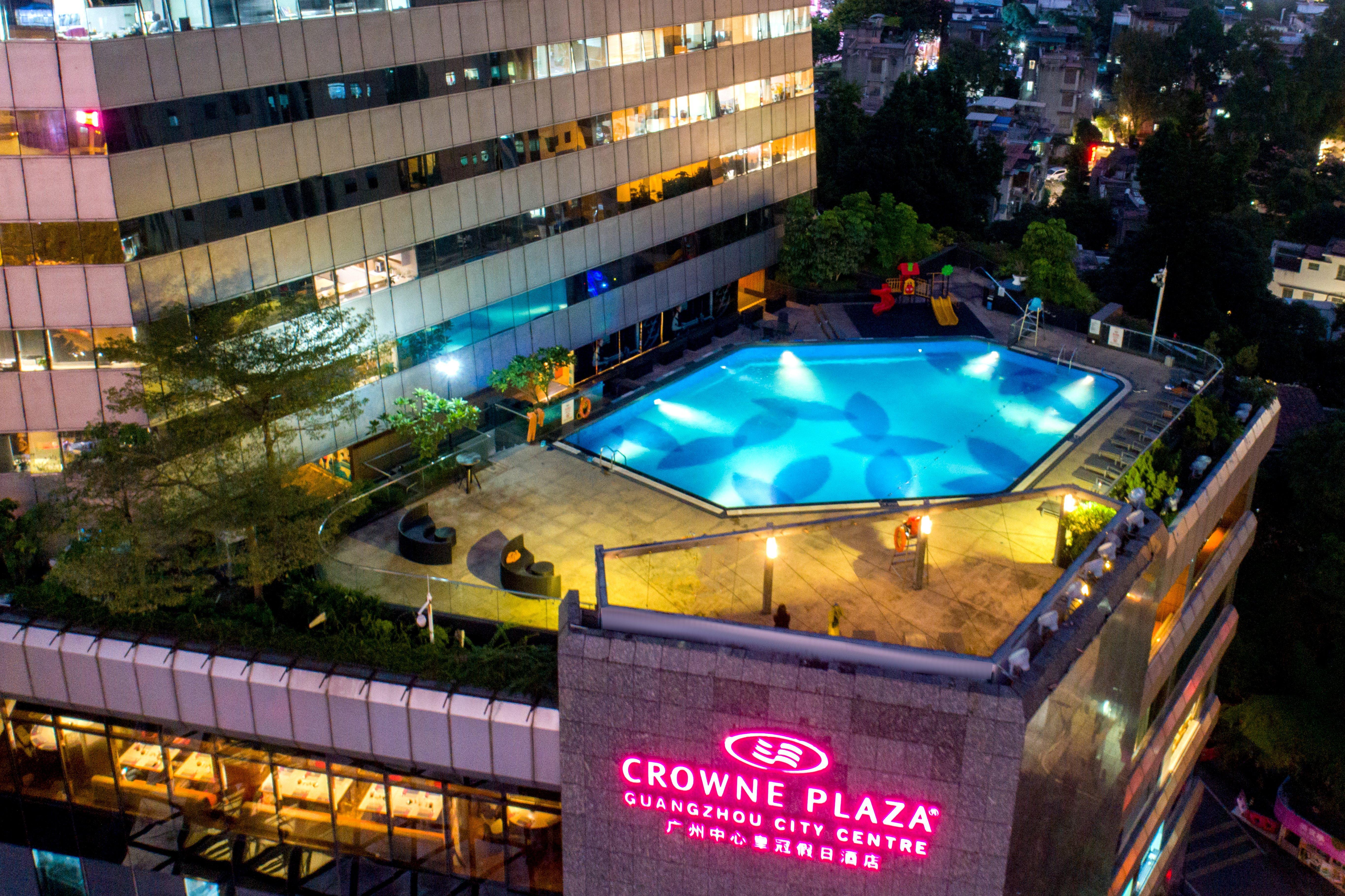 ホテル クラウンプラザ広州 シティ センター エクステリア 写真 The pool at Crown Plaza