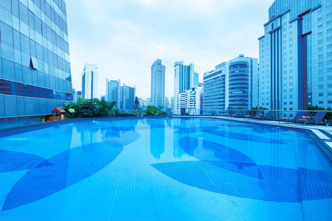 ホテル クラウンプラザ広州 シティ センター エクステリア 写真 The pool at the 10th floor of the hotel