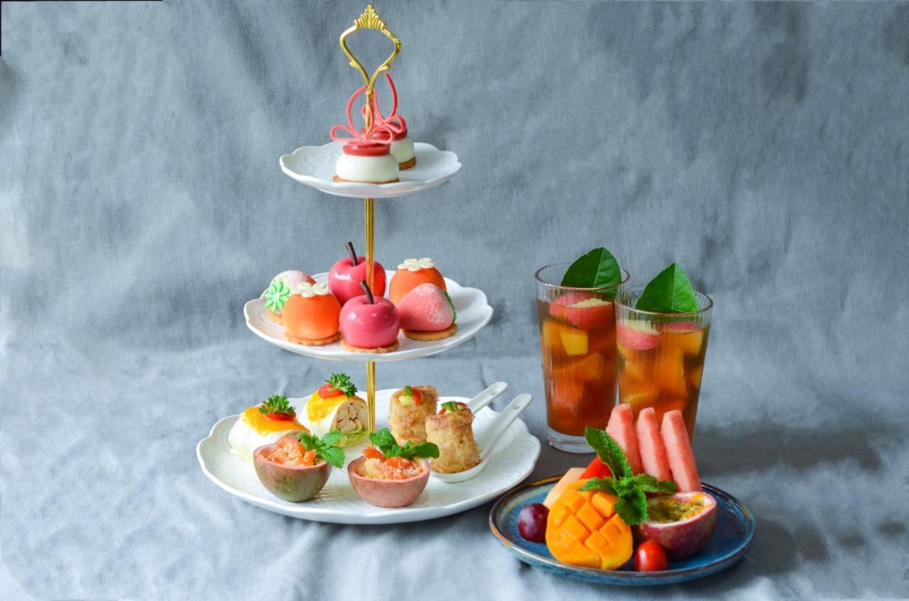 ホテル クラウンプラザ広州 シティ センター エクステリア 写真 A three-tiered cake stand with afternoon tea
