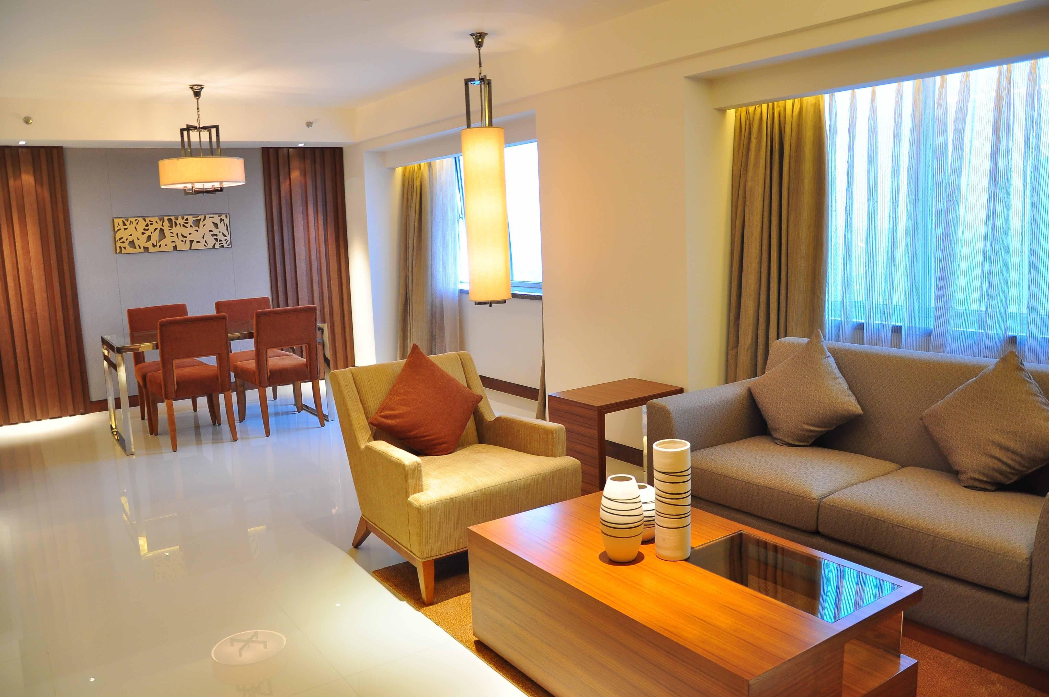 ホテル クラウンプラザ広州 シティ センター エクステリア 写真 A living room in a hotel suite