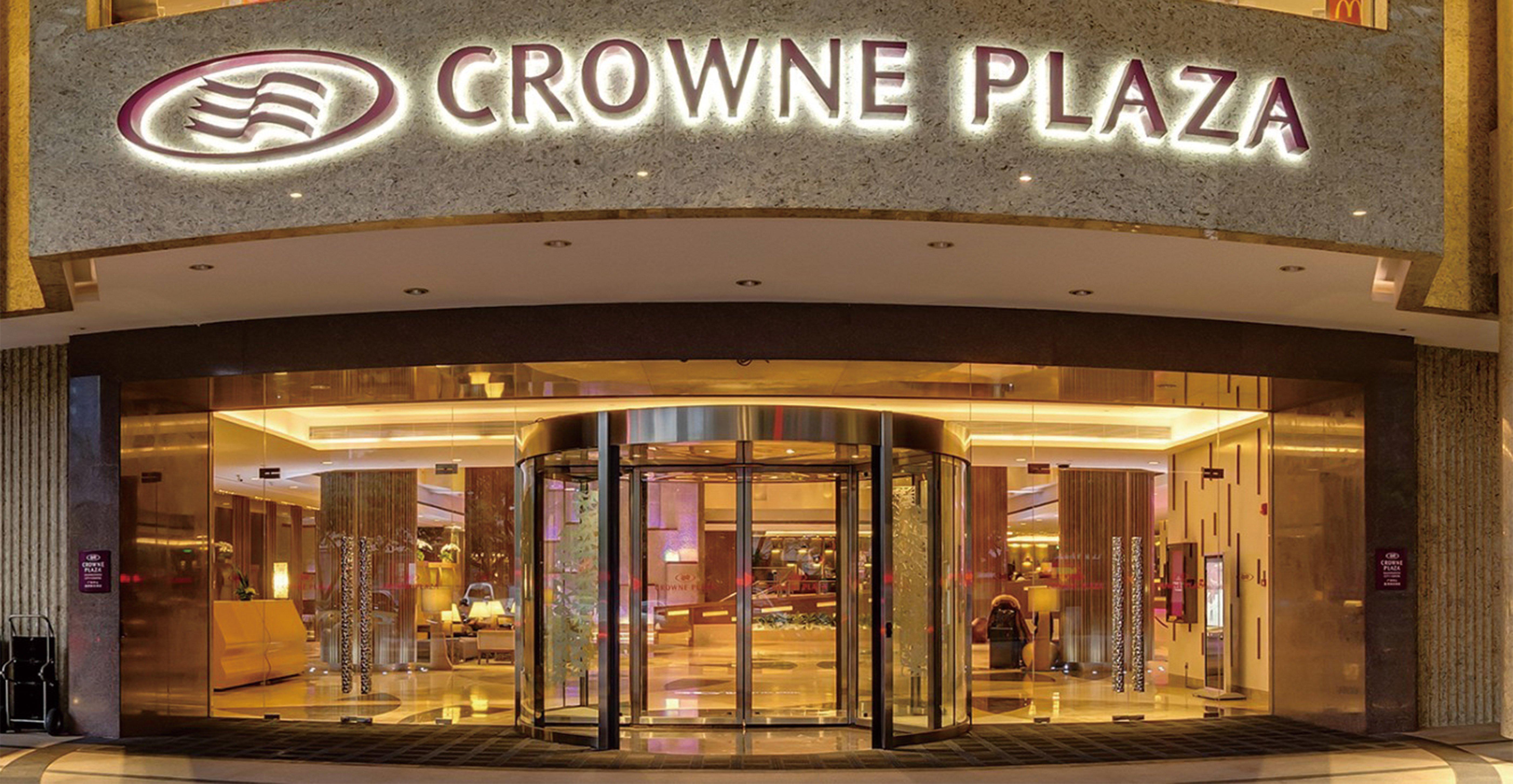 ホテル クラウンプラザ広州 シティ センター エクステリア 写真 Entrance to Crown Plaza Hotel