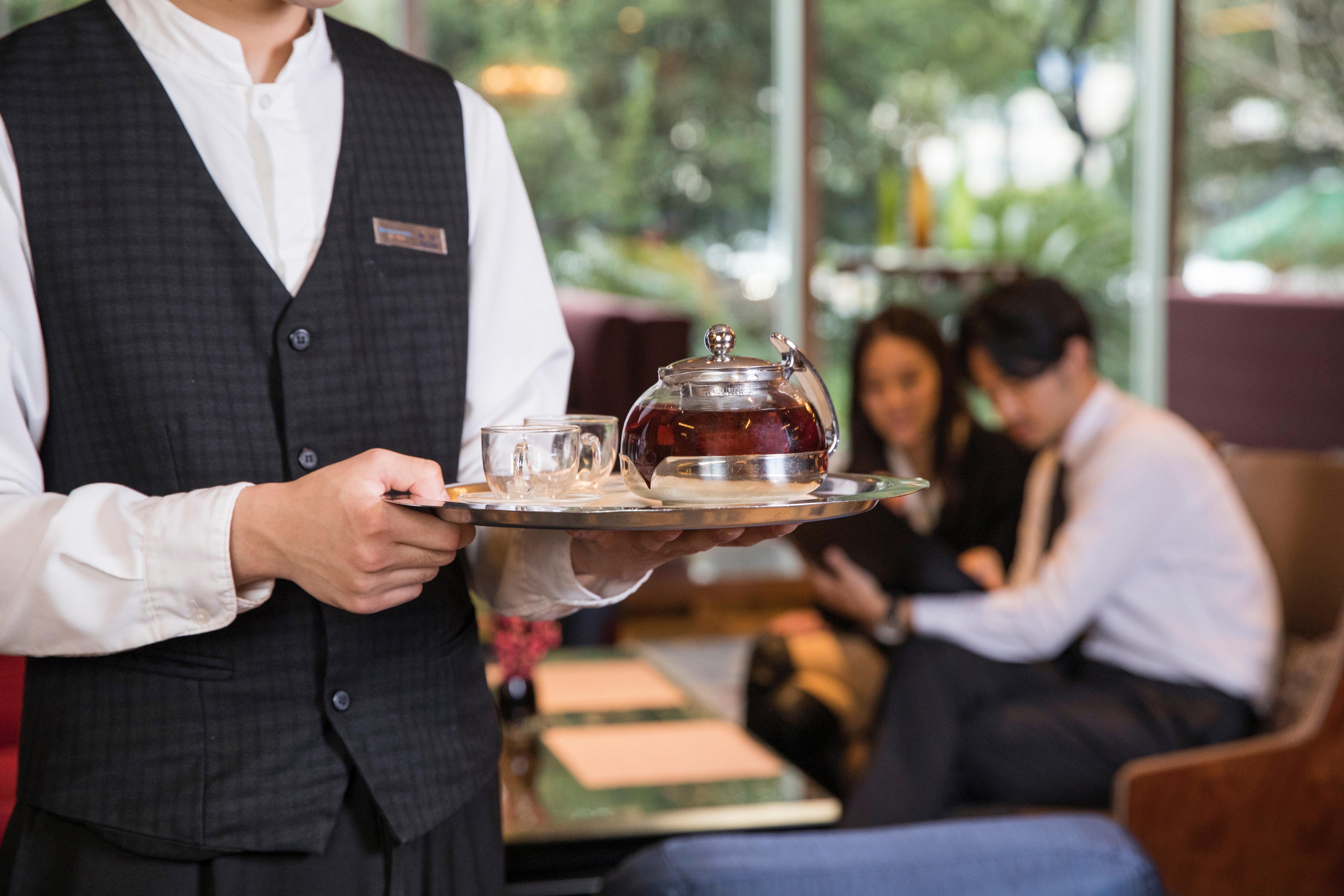 ホテル クラウンプラザ広州 シティ センター エクステリア 写真 A waiter serving tea