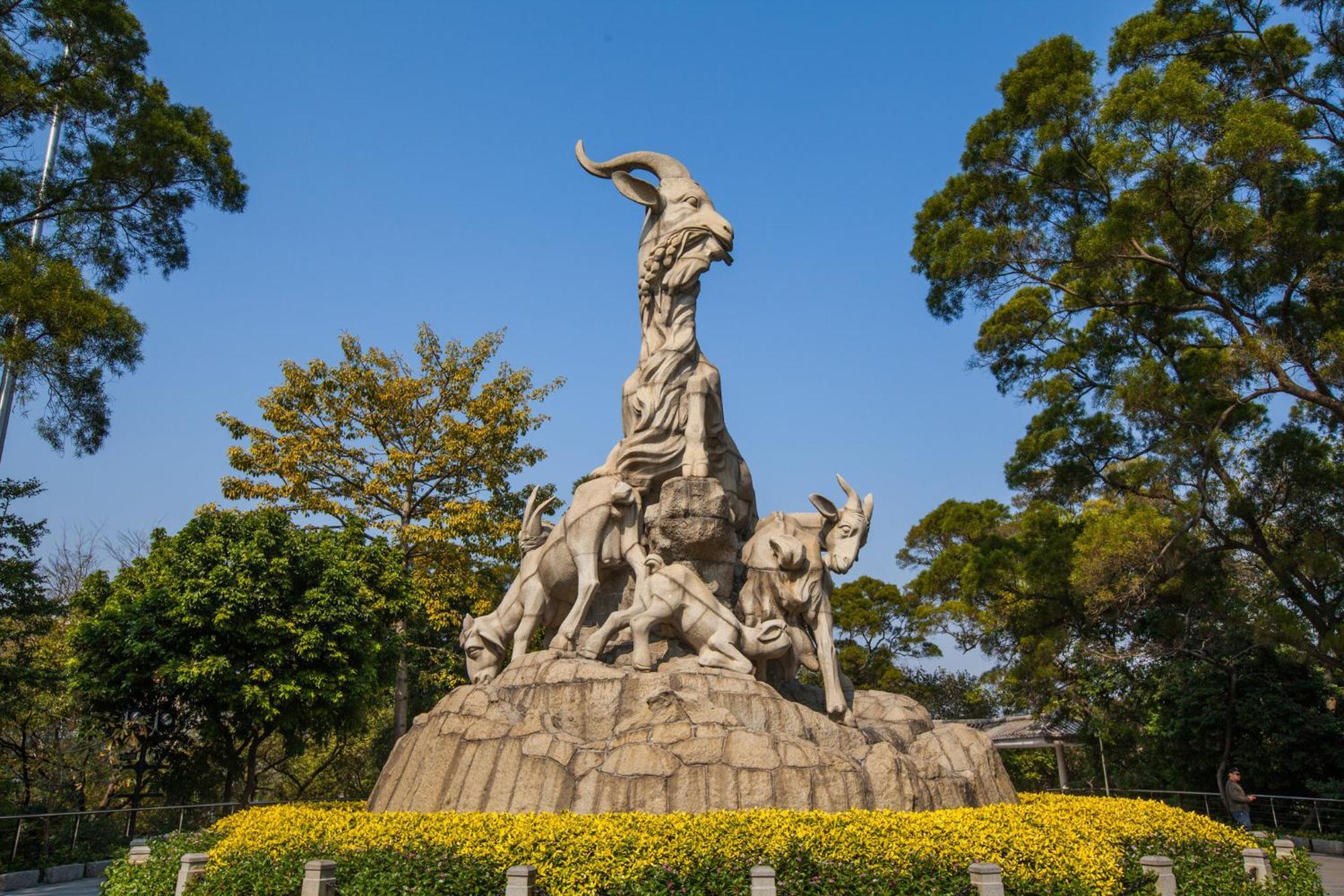 ホテル クラウンプラザ広州 シティ センター エクステリア 写真 The Five Rams statue
